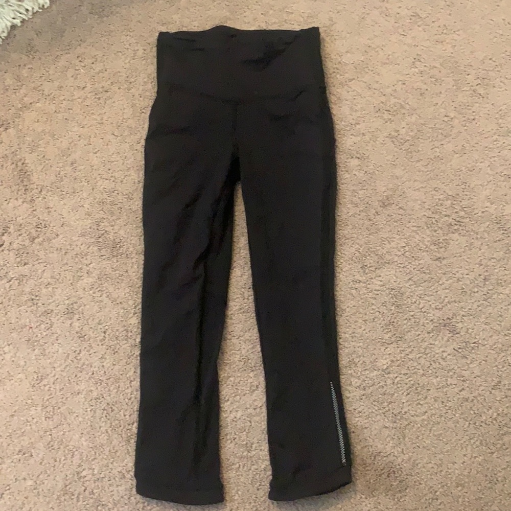 Black lululemon crop leggings